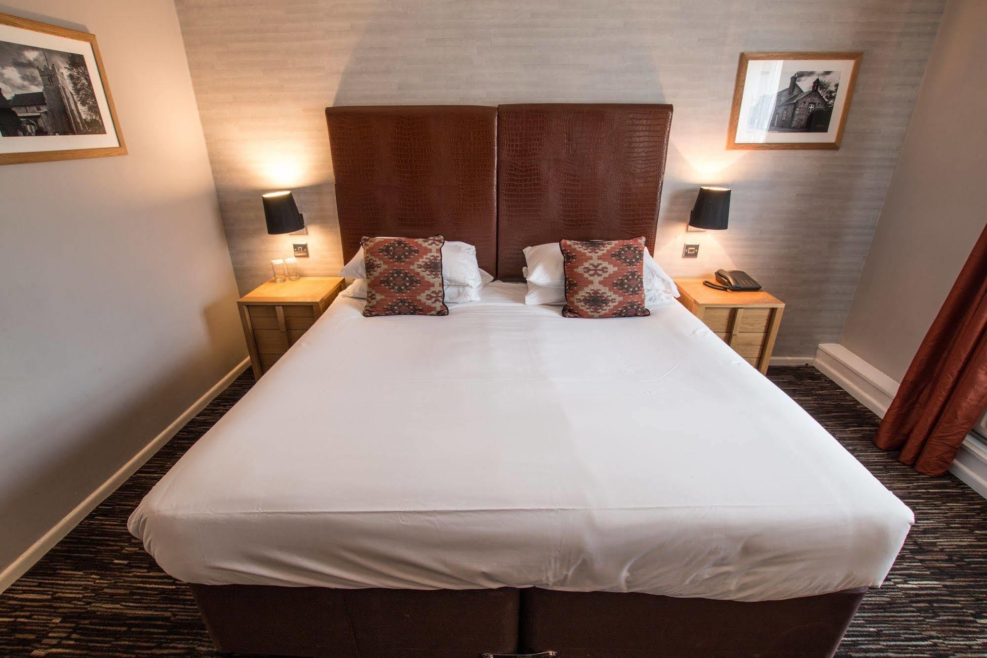 The Saracens Head Hotel Great Dunmow Buitenkant foto